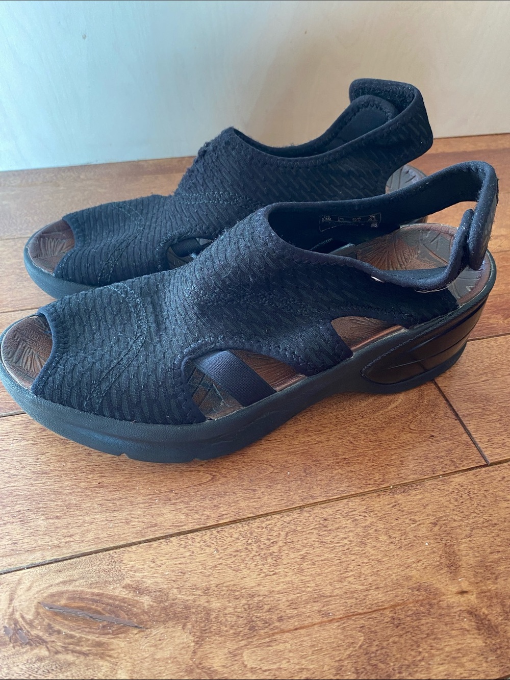 BZees Dream Black Slingback Wedge Sandals Lightweight Stretch Women's 8.5